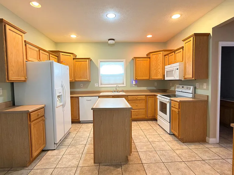 1036 Edgerton St — Photo 10