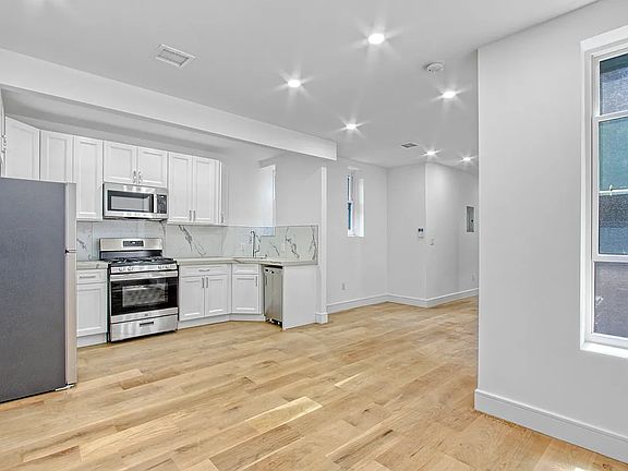 3rd image of 59 Arlington Ave Floor 3