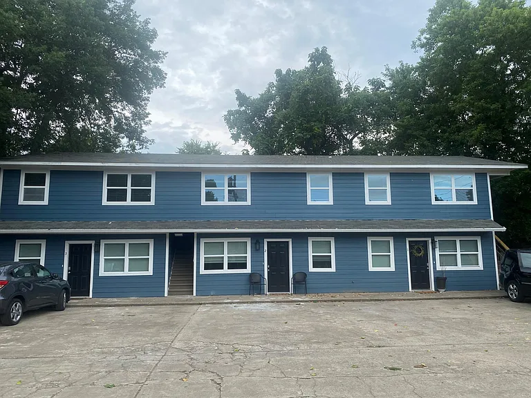 Three apartments upstairs and three apartments. This apartment is located top center.