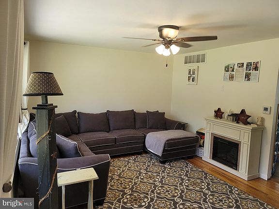 2nd image of 2490 Venezia Ave