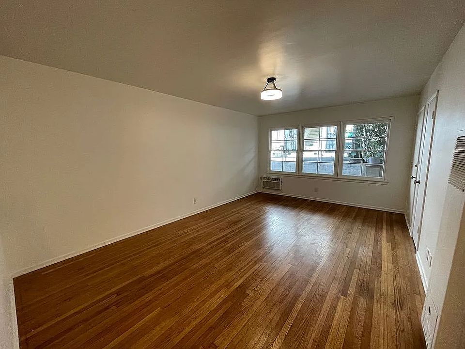 1st image of 1124 Glenville Dr #2