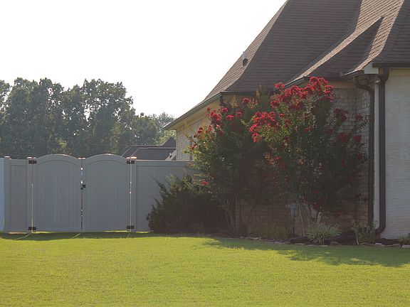 8ft gate access to back yard
