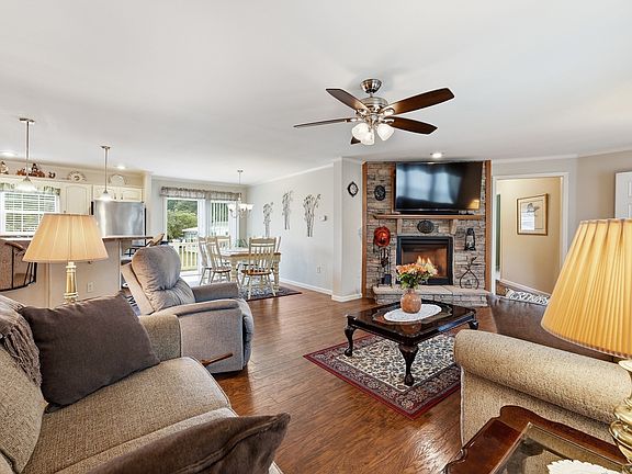 4th image of 11 Carol Cir