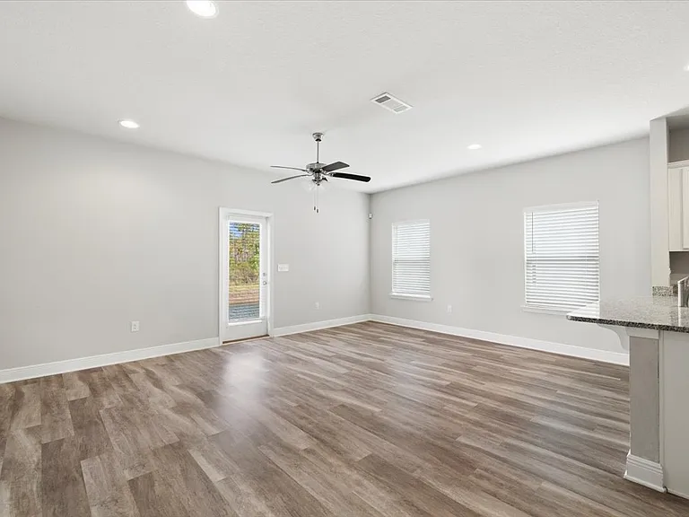 65 Crossing Laneunit F — Photo 11