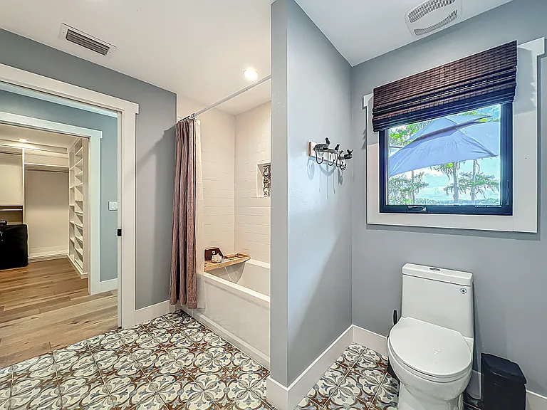 2nd Master BR: en-suite bath