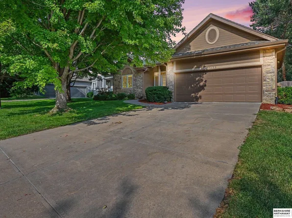 7153 N 115th St, Omaha, NE 68142