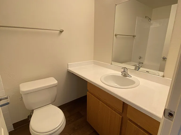 Willow Creek Apartments — Photo 30
