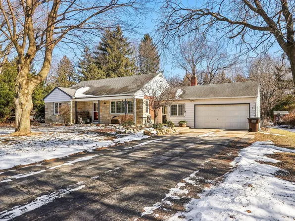 2500 South Meadowlark DRIVE, New Berlin, WI 53151