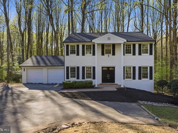 12136 Westwood Hills Dr, Herndon, VA 20171