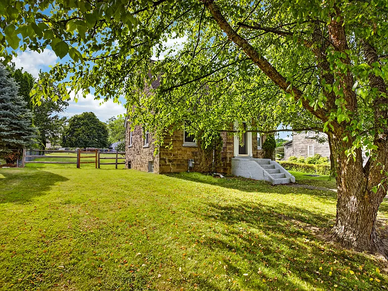 302 Lindsay Rd — Photo 33