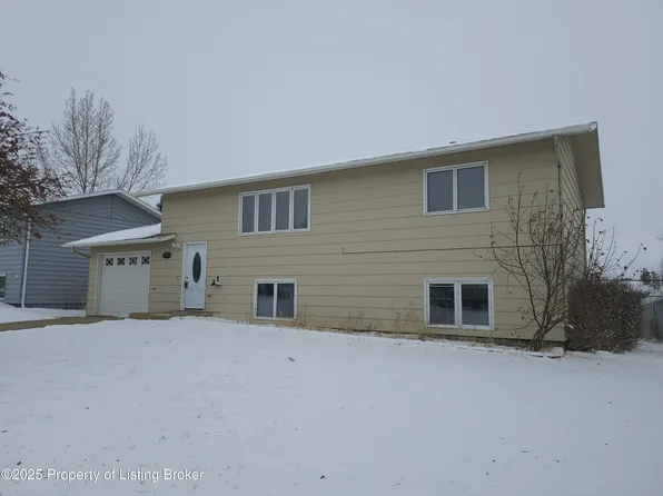 883 13th St E, Dickinson, ND 58601