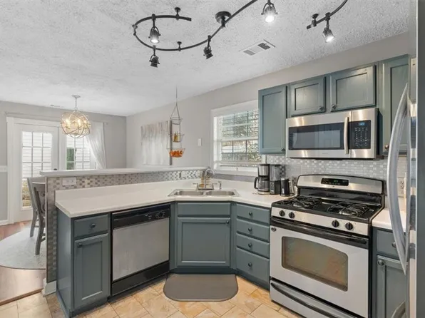 1061 Daventry Xing, Woodstock, GA 30188