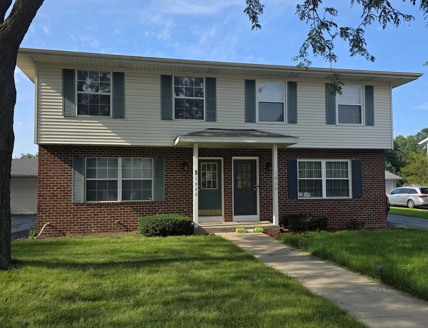 3 bed, 1.5 bath, 1300 sqft, $1,900 — Photo 1