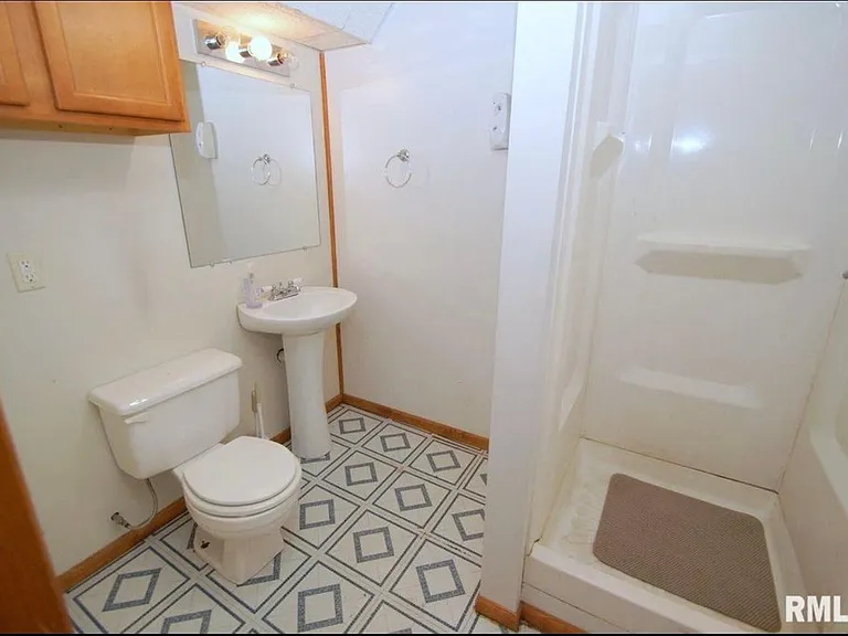 1032 Spruce Hills Dr — Photo 3