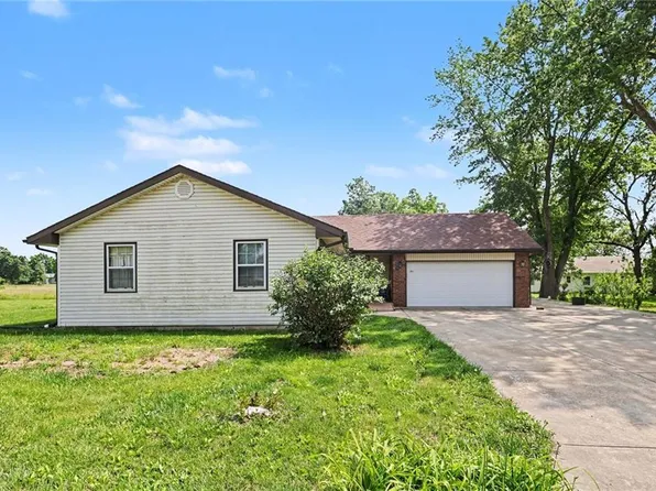 104 Walker Dr, Wellsville, KS 66092