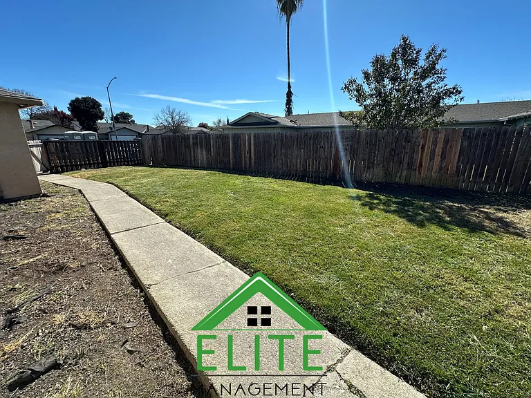 8023 Montgomery Dr — Photo 17