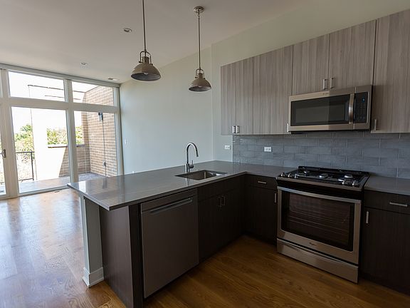 3rd image of 3452 N Southport Ave #2