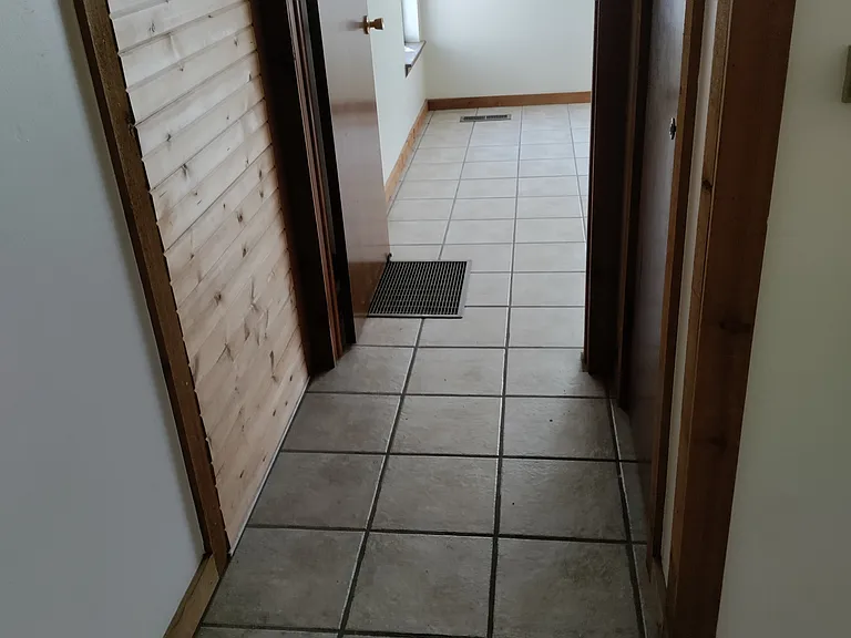 254 N Thompson Ave — Photo 6