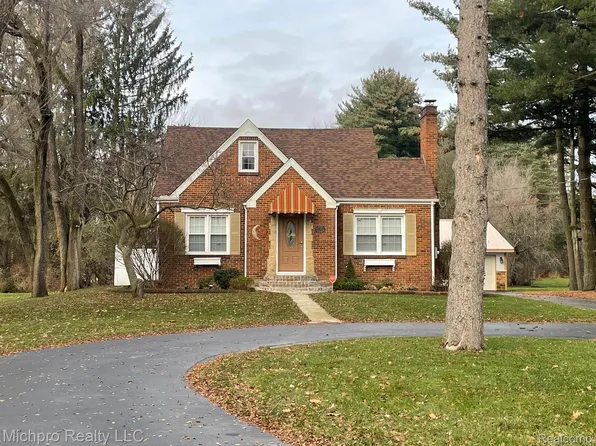 6303 Davison Rd, Burton, MI 48509