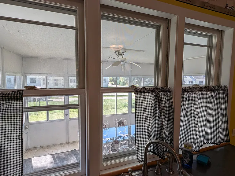 215 W Cass St — Photo 12