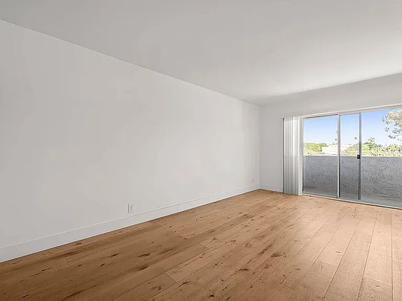 4th image of 811 1/2 6th St #304