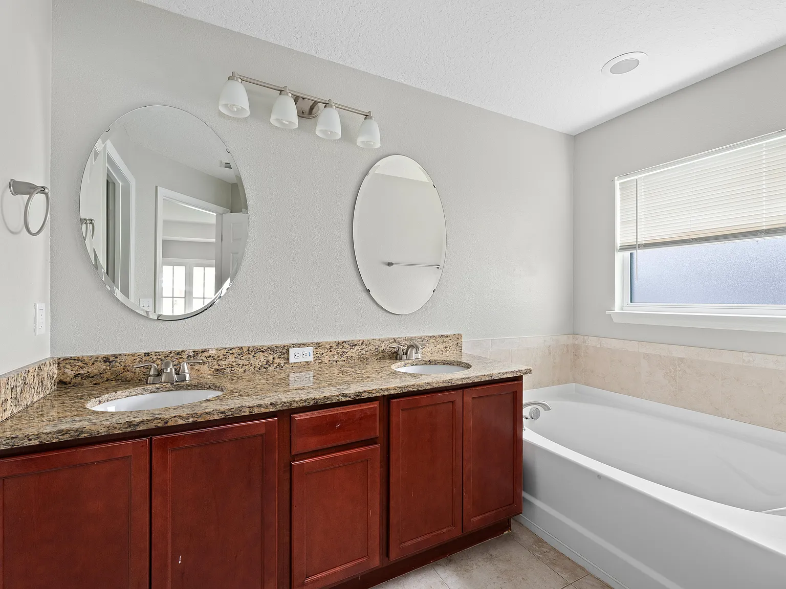 4 bed, 3.0 bath, 2000 sqft, $905 — Photo 3