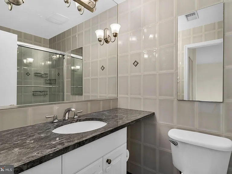 606 Northcliffe Dr — Photo 17