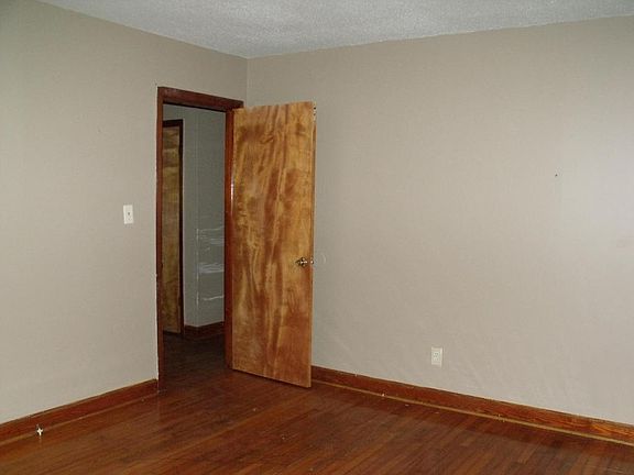 5th image of 2698 Orchid Ave