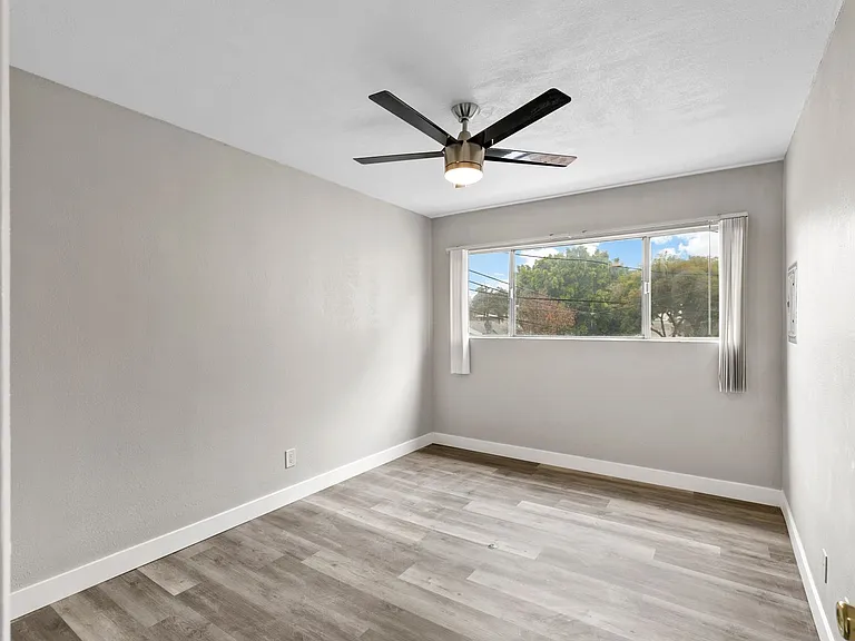 1315 W 19th St — Photo 4