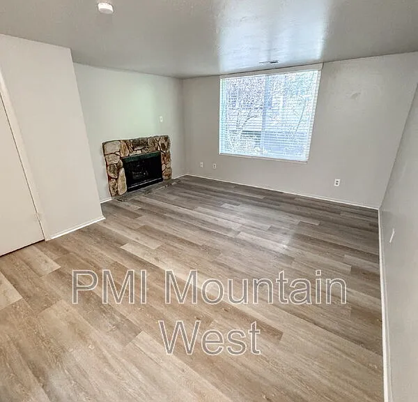 528 S 1100 E #4 — Photo 2