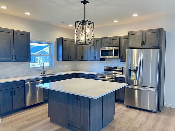 5th image of 827 Meadow St