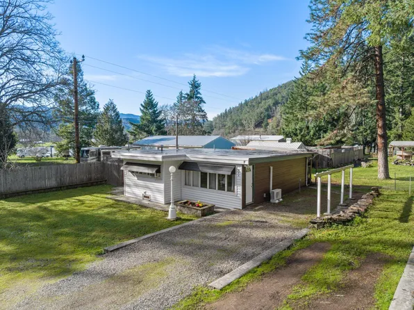 346 SE Clara Dr, Myrtle Creek, OR 97457