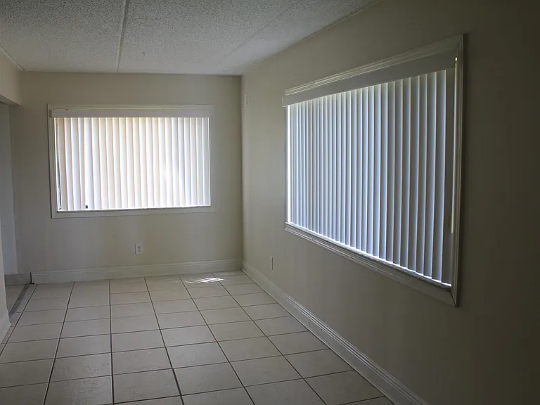 310 Meadows Cir — Photo 8