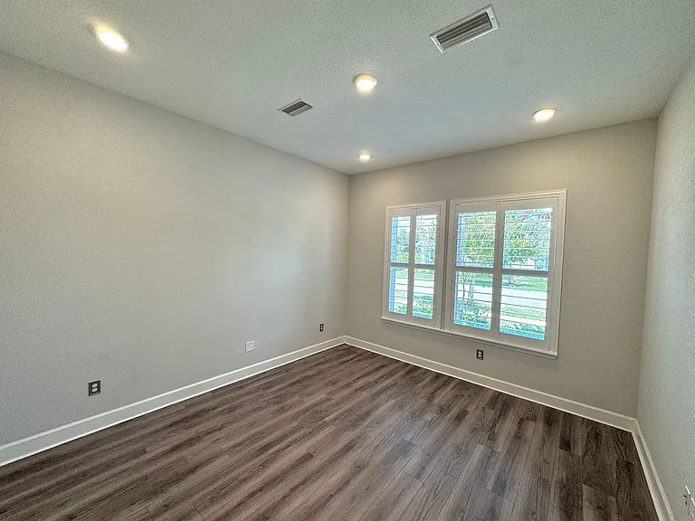 77 Park Center Ave — Photo 4