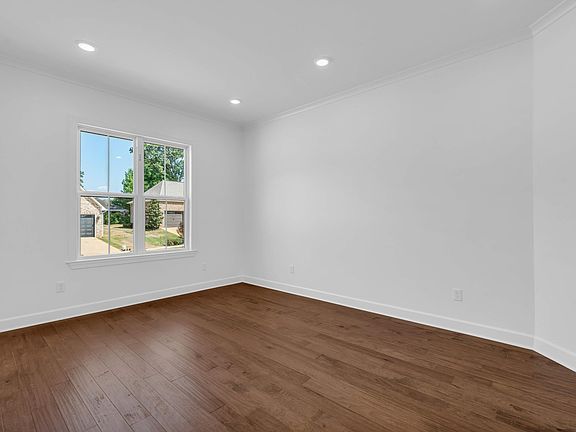 4th image of 105 Kingwood Dr