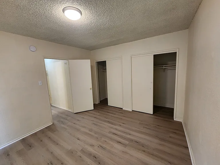 534 W 47th St #2 — Photo 3