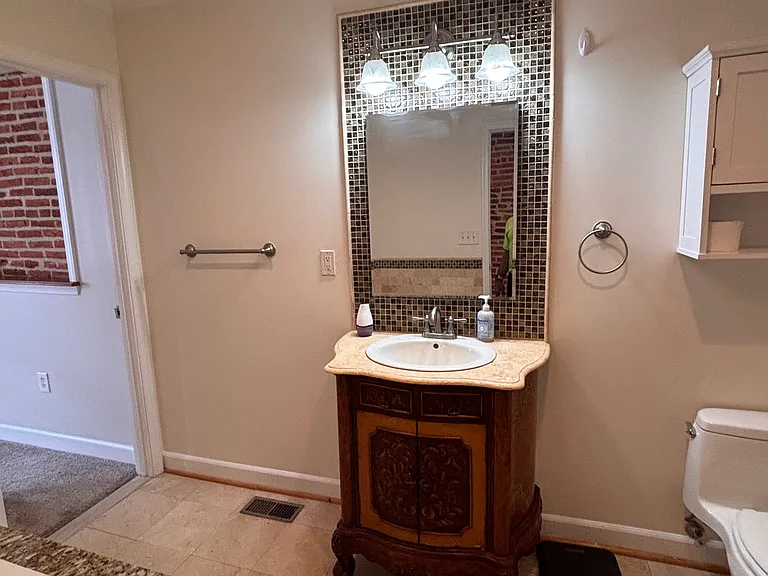 119 N Bradford St — Photo 11