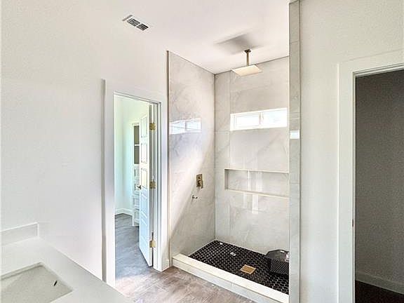 5th image of 4112 Adare St