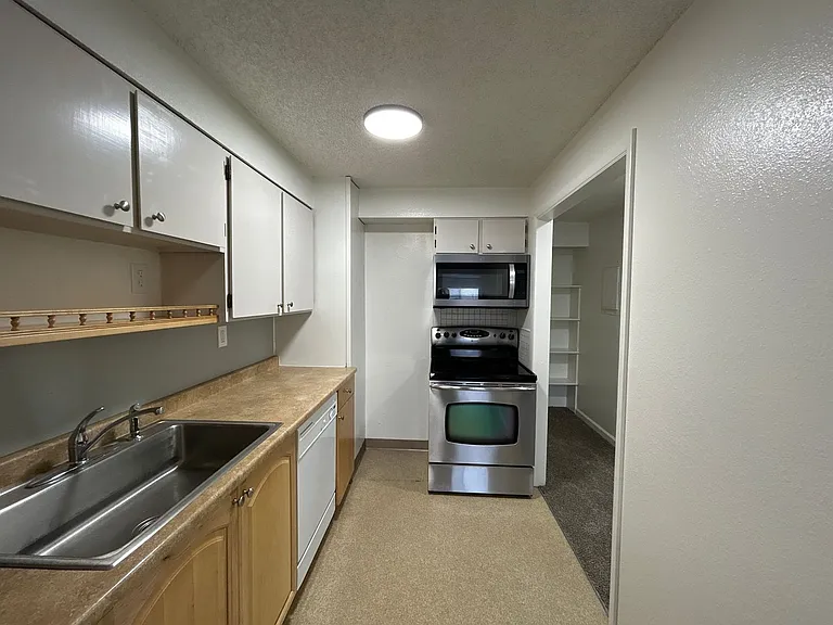 286 SW C St — Photo 9