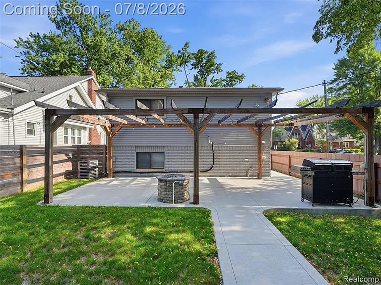 828 E 2nd St — Photo 19