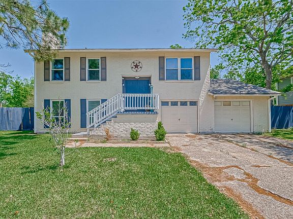 2nd image of 609 E Castle Harbour Dr