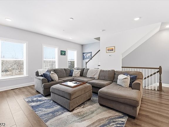 3rd image of 905 Abbe Rd