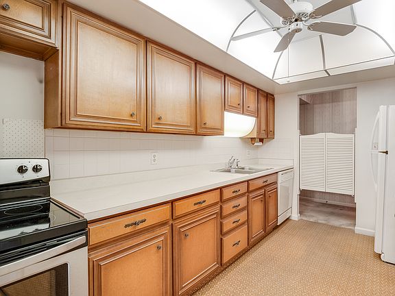 3rd image of 1 Normandie Dr APT 105