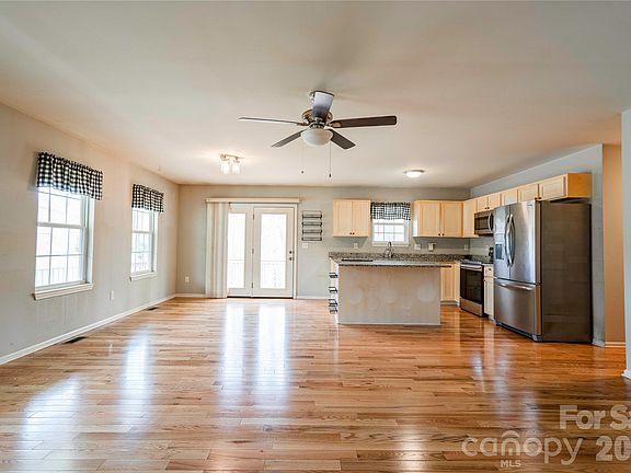 5th image of 208 N Poston St