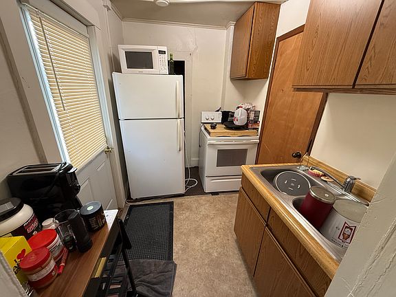 3rd image of 547 Niagara St Unit B