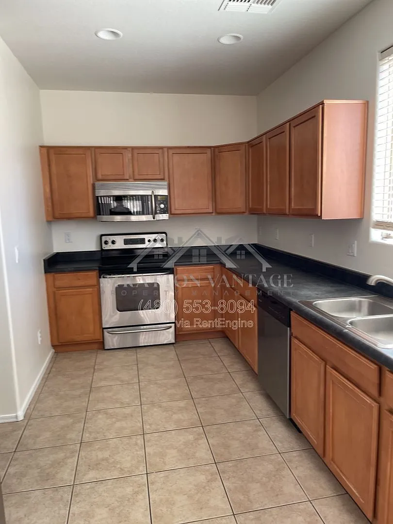 4 bed, 2.5 bath, 1720 sqft, $2,195 — Photo 3
