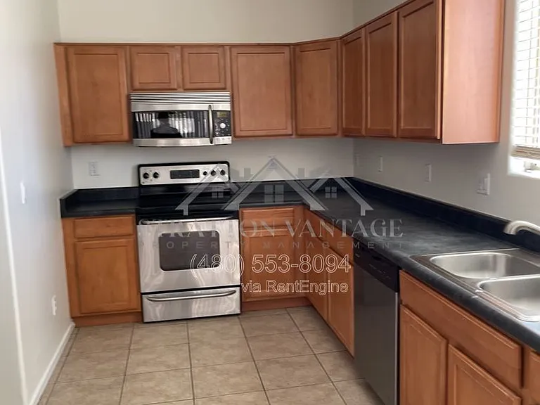 1327 E Weatherby Way — Photo 3