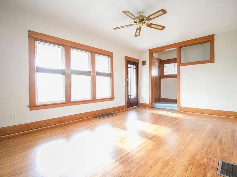 902 Dryden Dr — Photo 2