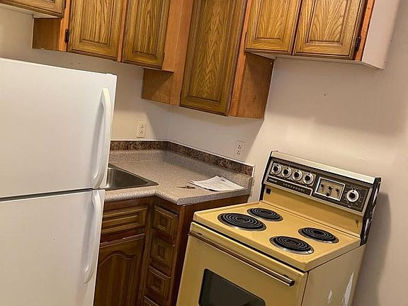 2nd image of 828 Empress St #3