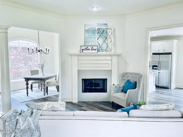 718 Chambord Dr — Photo 6